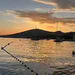 아파트 Mirella 20 M From The Sea - Free Parking 트로기르