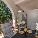 Mirella 20 M From The Sea - Free Parking דירה