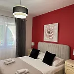 Mirella 20 M From The Sea - Free Parking דירה