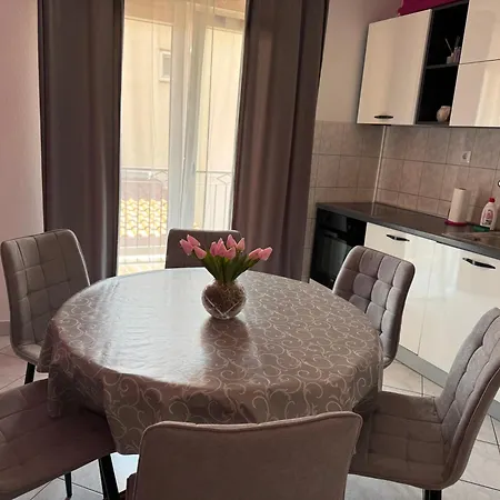 Mirella 20 M From The Sea - Free Parking شقة تروغير