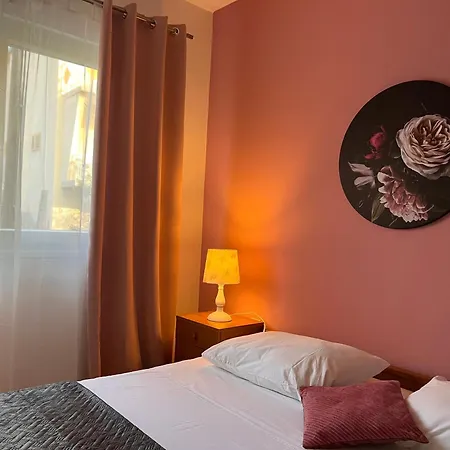 Mirella 20 M From The Sea - Free Parking דירה