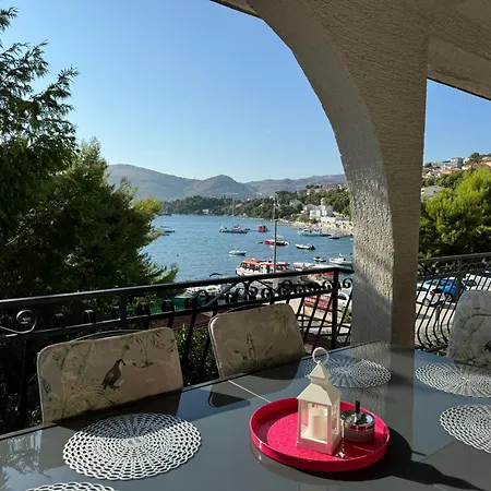 Mirella 20 M From The Sea - Free Parking דירה טרוגיר